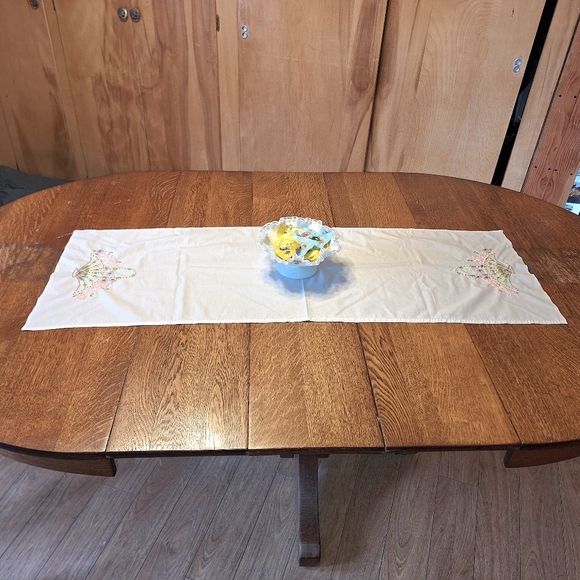 Elegant White Cloth Table Runner W/Embroidered Basket of Flowers, 15 X 4… - Picture 2 of 9